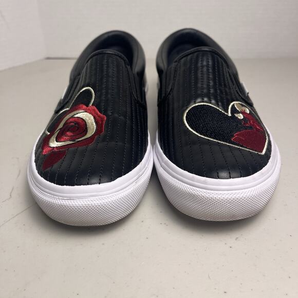 Vera Bradley Disney Shoes Alice in Wonderland Roses Red Quilted Slip On Size 9 - Picture 4 of 16